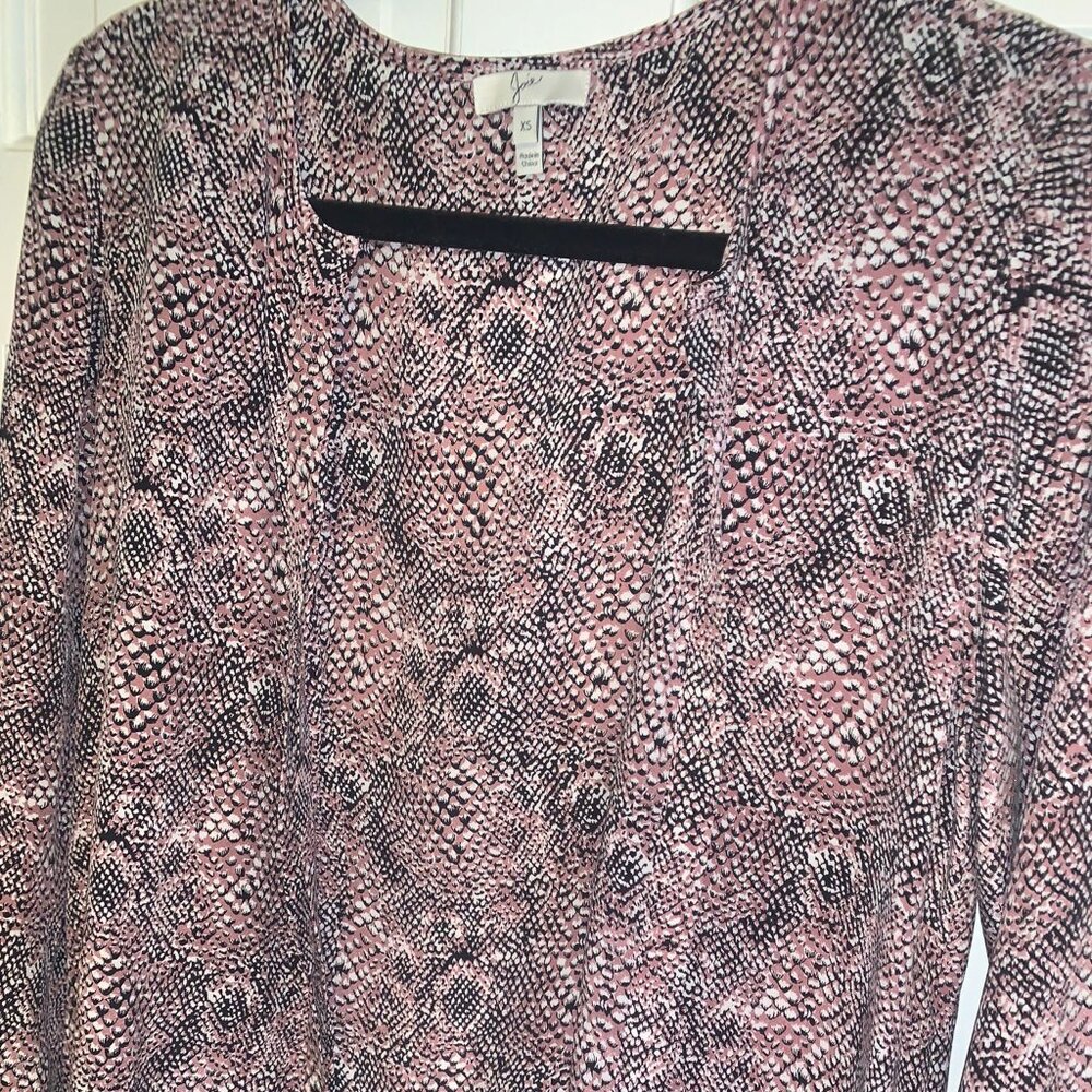 JOIE Silk Snake Print V-Neck Blouse Size XS Pink Mauve Black Shirt Dressy Top